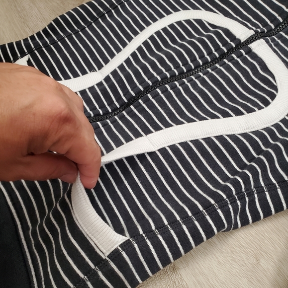 Lululemon Womens Scuba Hoodie Jacket in Parallel Stripe Black/white Stretch Sz 4 - Picture 5 of 9